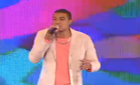 Romero interpreta Jovem Guarda no ritmo do samba